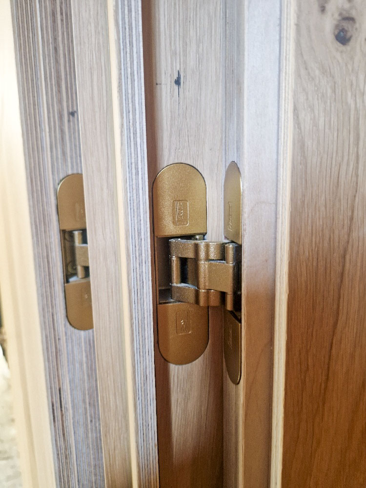 Houten deur met TKZ onzichtbare scharnieren